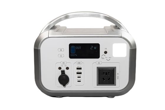 ضوء مصباح LED إعادة الشحن Lifepo4 أسطواني مع 3 منافذ AC بطارية بنك الطاقة للهواتف الذكية